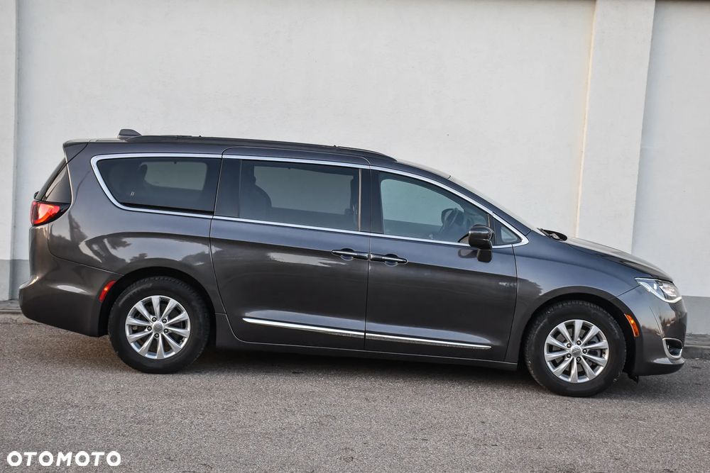 Chrysler Pacifica - 16