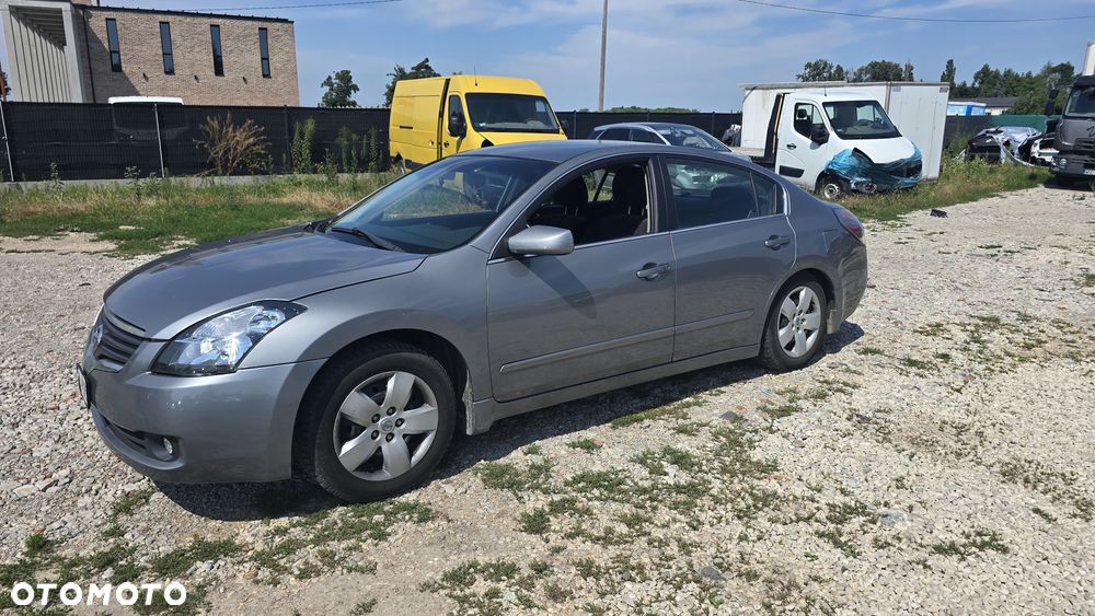 Nissan Altima - 1