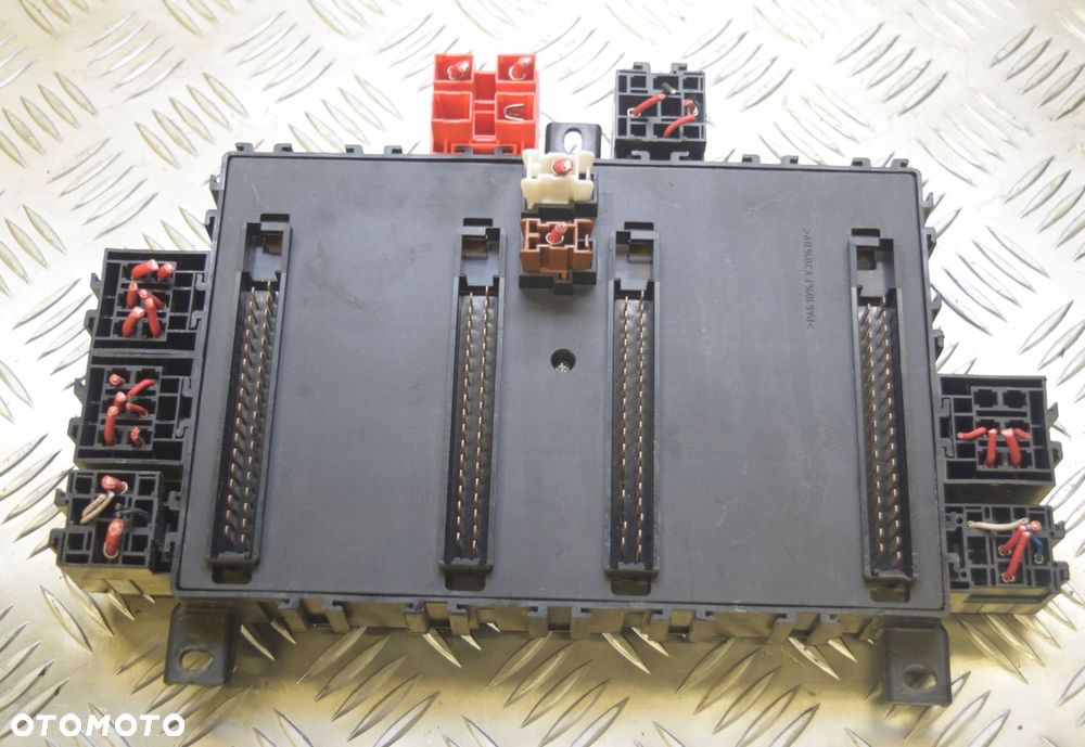 SKRZYNKA BEZPIECZNIKÓW PRZEKAŹNIKÓW DAF XF CF 106 - 2