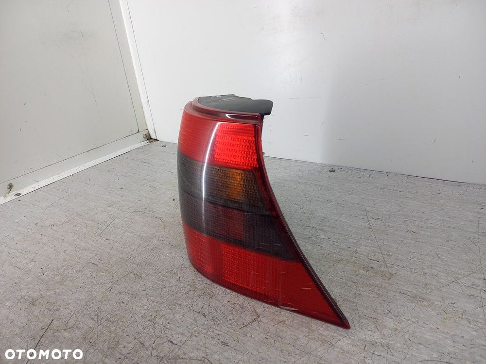 LAMPA TYLNA PRAWA VW GOLF IV 1J6945112S HATCHBACK 5 DRZWI - 5