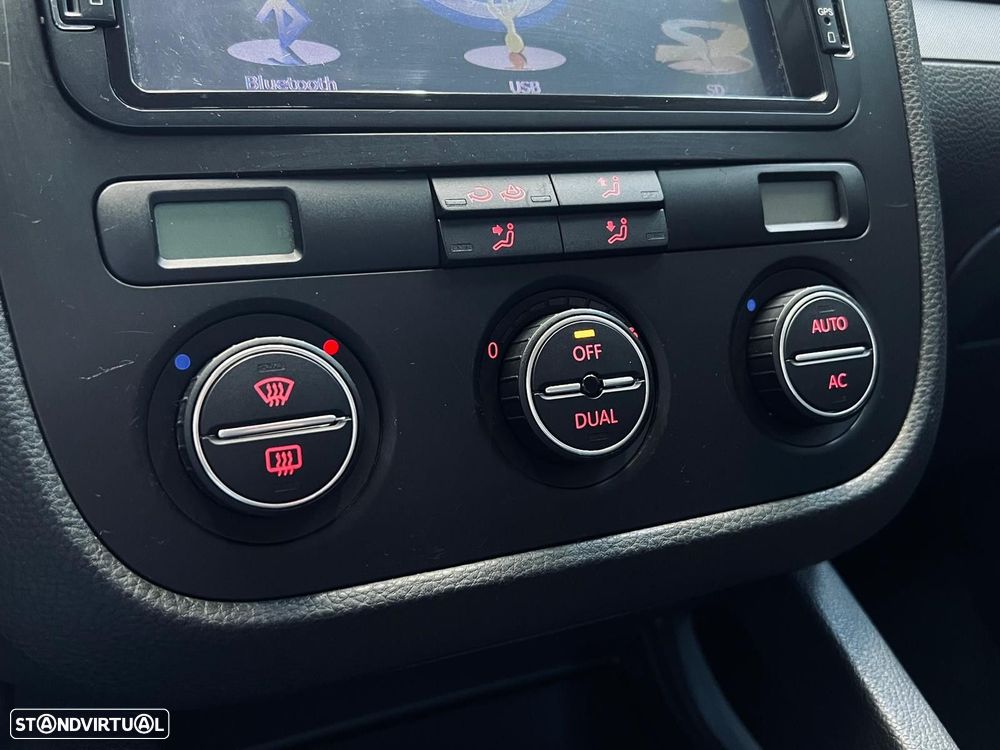 VW Jetta 2.0 TDI Highline - 25