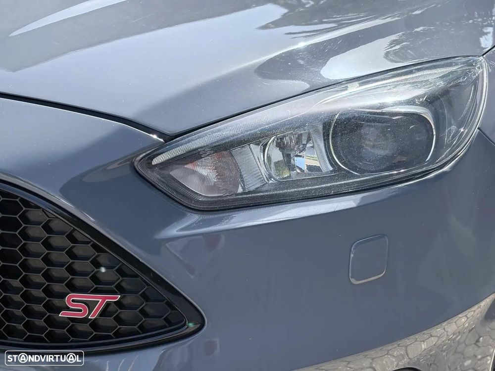 Ford Focus 2.0 EcoBoost ST c/ Pack Pele Desportiva - 15