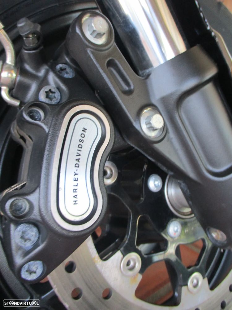 Harley-Davidson Softail 114 FAT BOB - 32