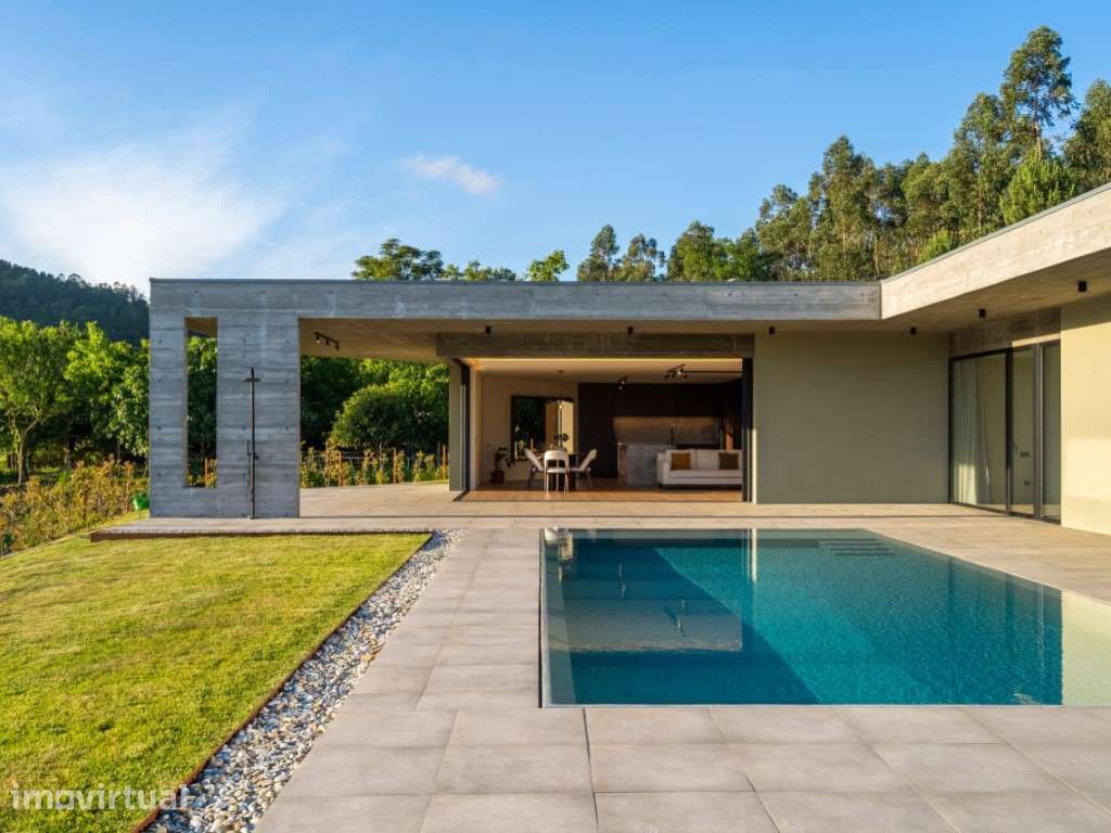 Moradia Térrea com Piscina Infinita e Vista Panorâmica sobre o Vale - Grande imagem: 4/60