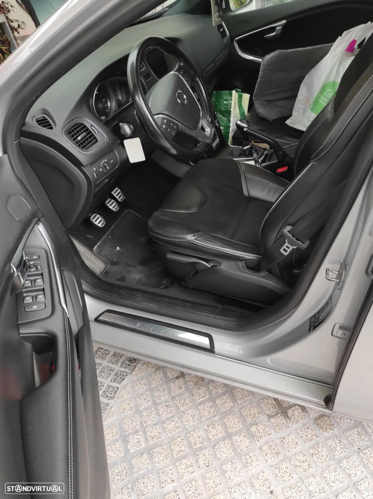 Volvo V40 2.0 D2 R-Design - 1