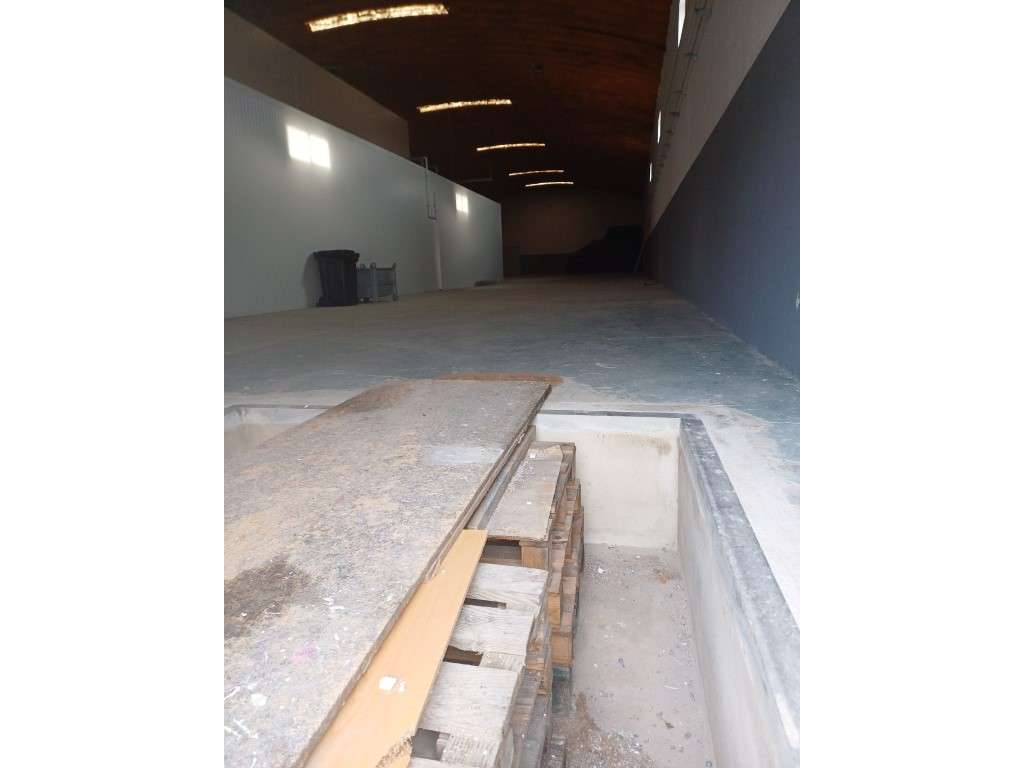 Armazém com 700 m² - Antigas Oficinas Renault - Cruz de Pau, Amora - Grande imagem: 3/5