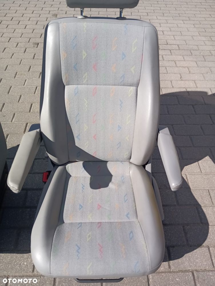 Fotel kierowcy z podłokietnikami podgrzewany VW T5 - 1