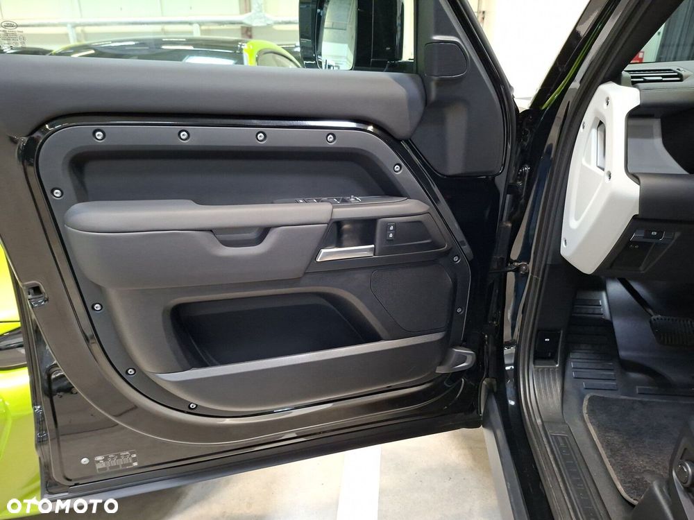 Land Rover Defender - 12