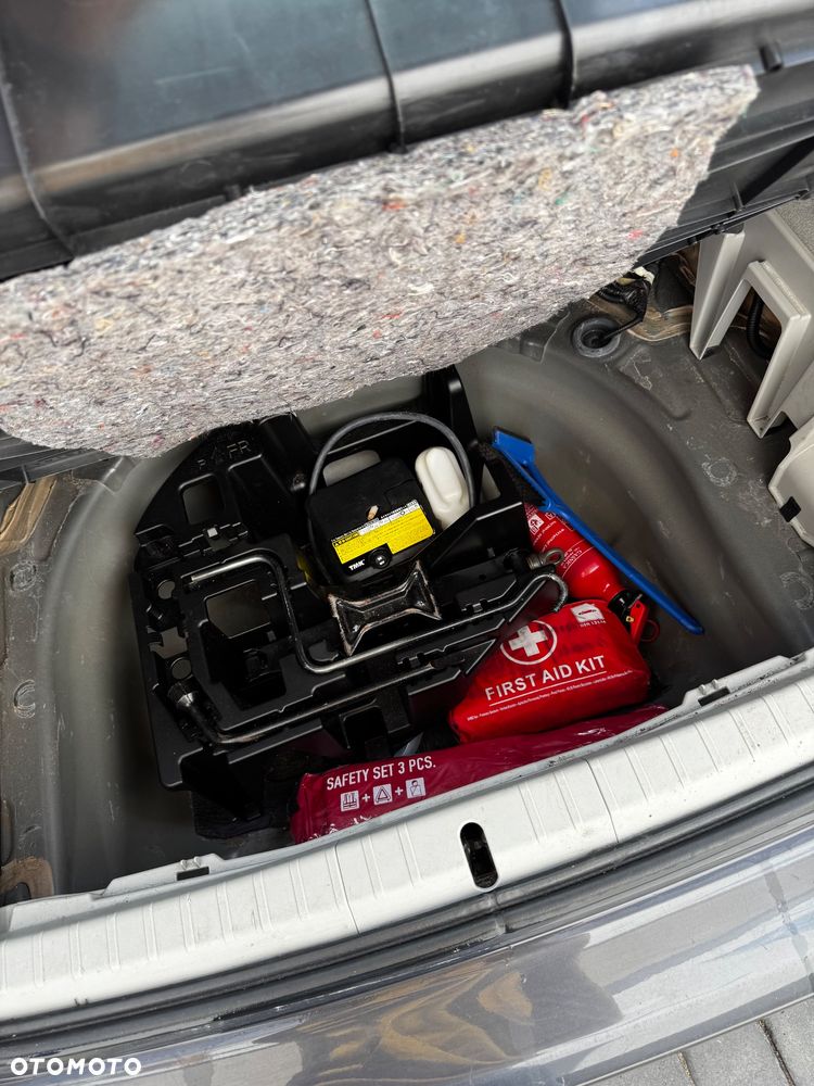 Toyota Prius 1.8 HSD Sol - 10