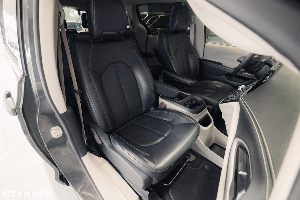 Chrysler Pacifica - 16