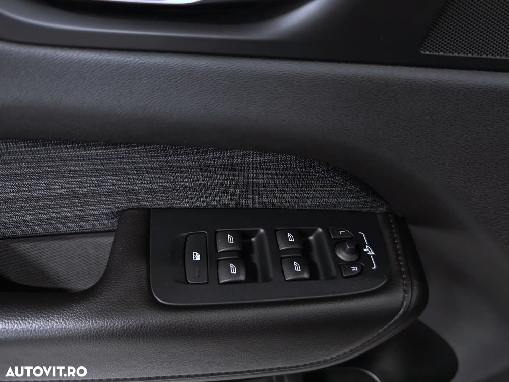 Volvo XC 60 B4 MHEV Momentum Pro - 27