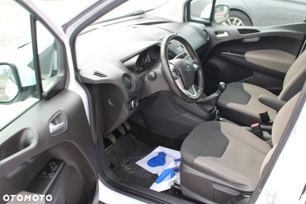 Ford Transit Courier - 13