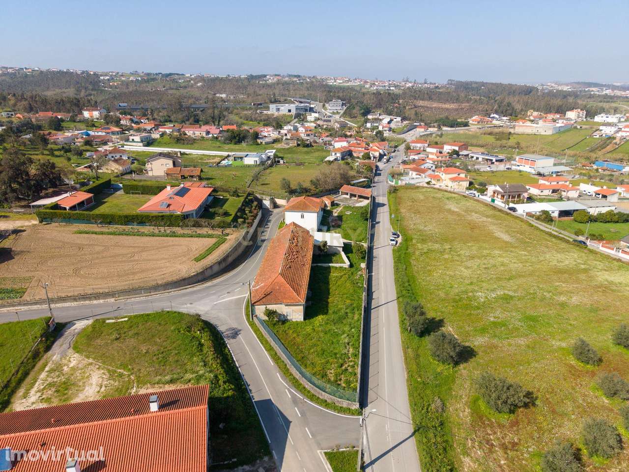 Moradia distinta  com traça de Palacete, e Adega Rústica com elevado p - Grande imagem: 2/37