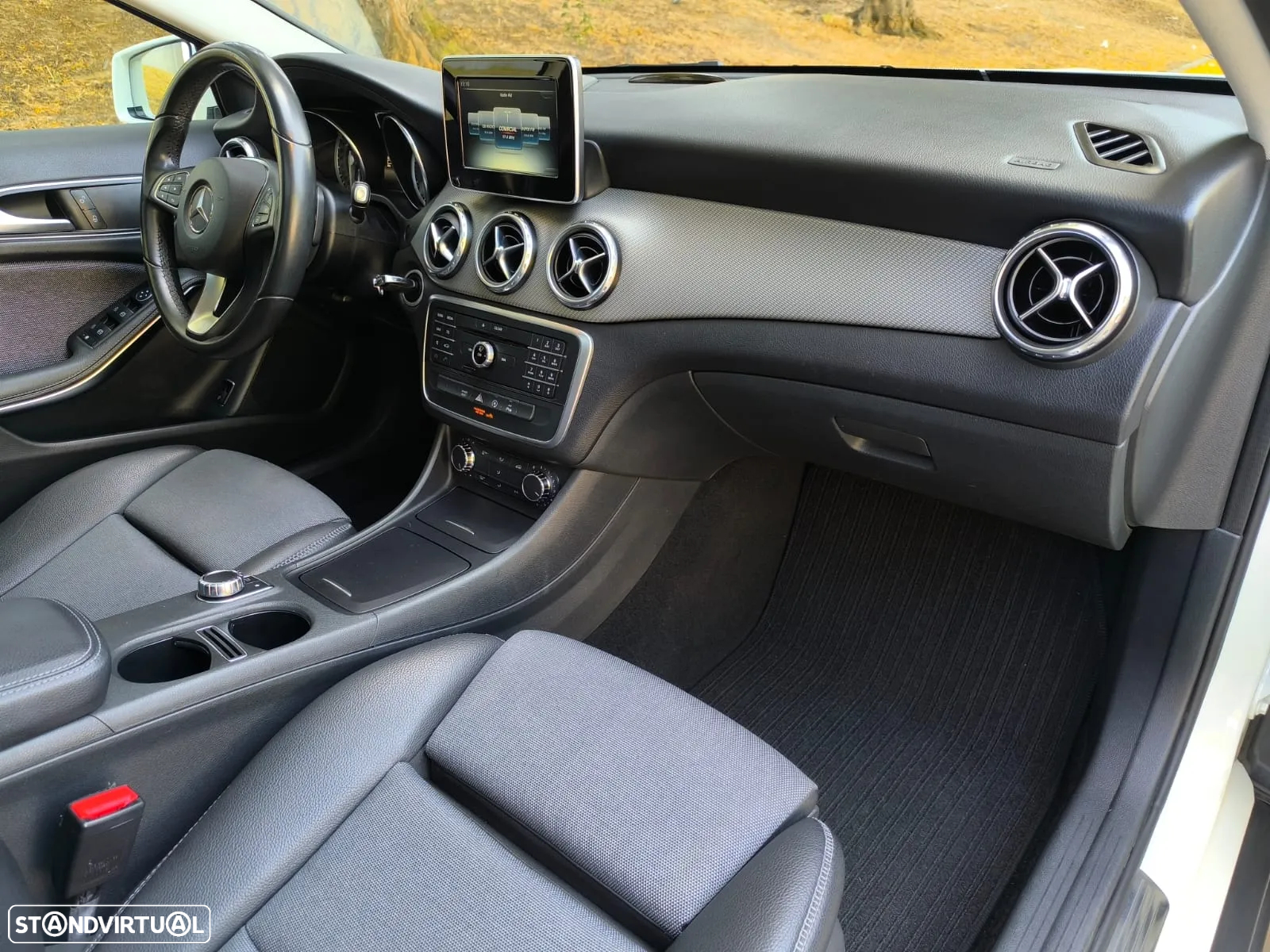 Mercedes-Benz GLA 180 7G-DCT UrbanStyle Edition - 18