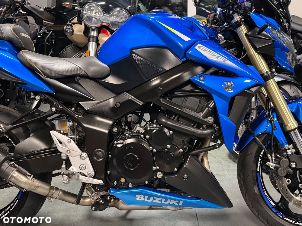 Suzuki GSR - 8