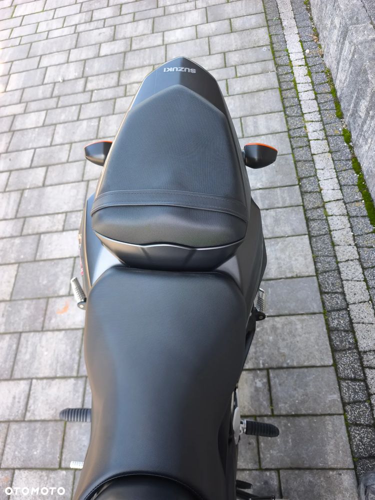 Suzuki GSR - 19