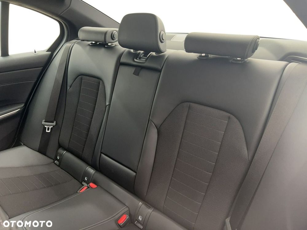 BMW Seria 3 318d mHEV - 13