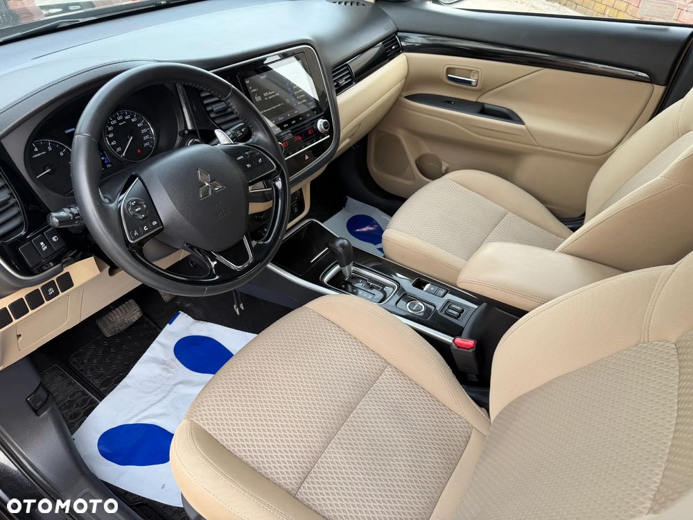 Mitsubishi Outlander 2.0 Intense + Navi 4WD CVT - 9