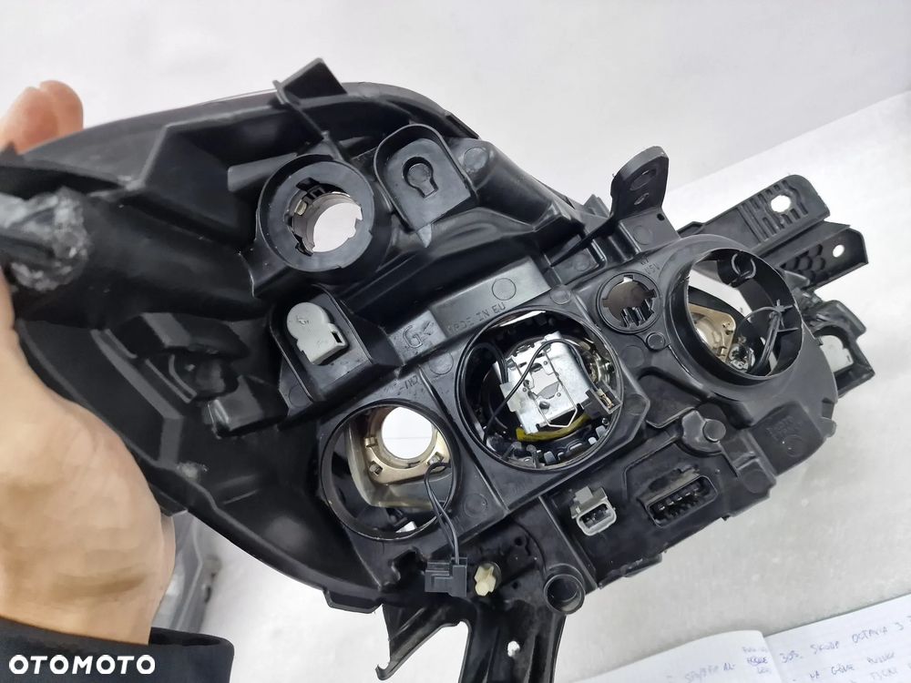 RENAULT CLIO 3 III LIFT 09-12 LEWA LAMPA PRZEDNIA PRZÓD SOCZEWKA , NR 260107046R , NR AUKCJI LA304 - 17