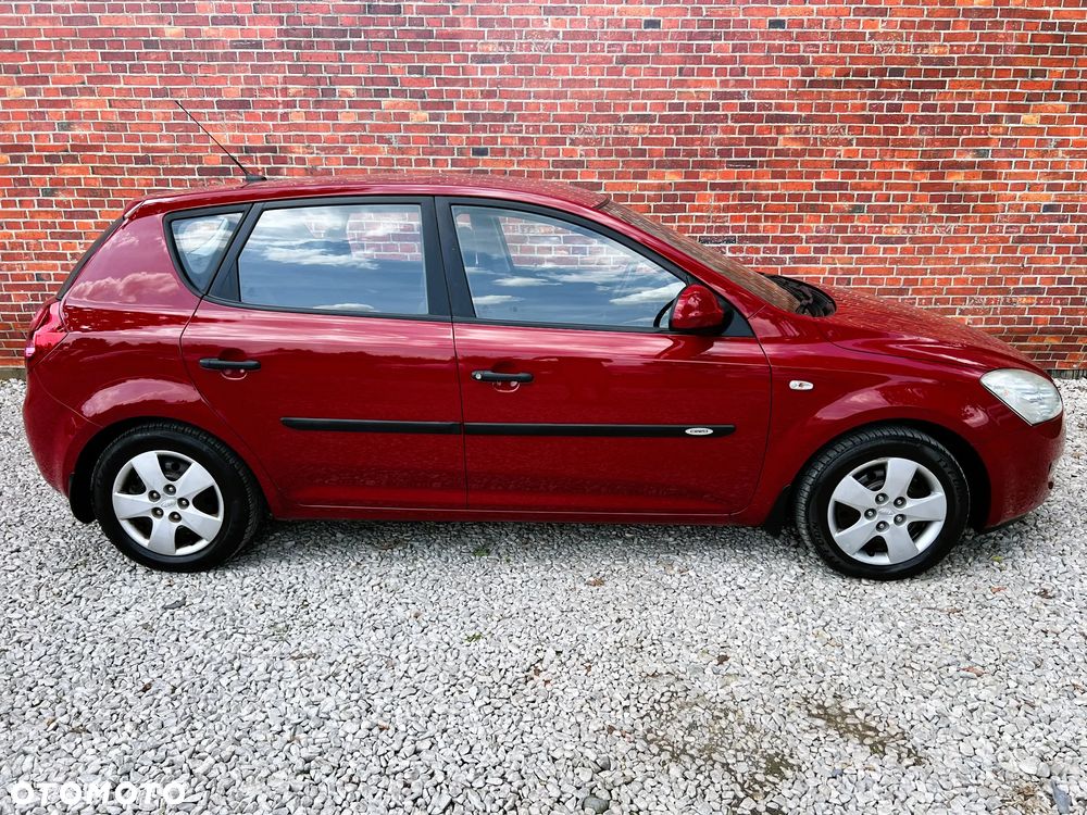 Kia Ceed - 38