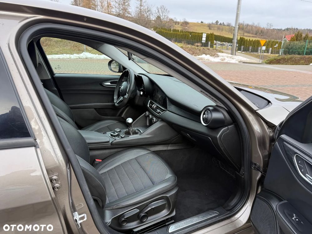 Alfa Romeo Giulia 2.2 - 12
