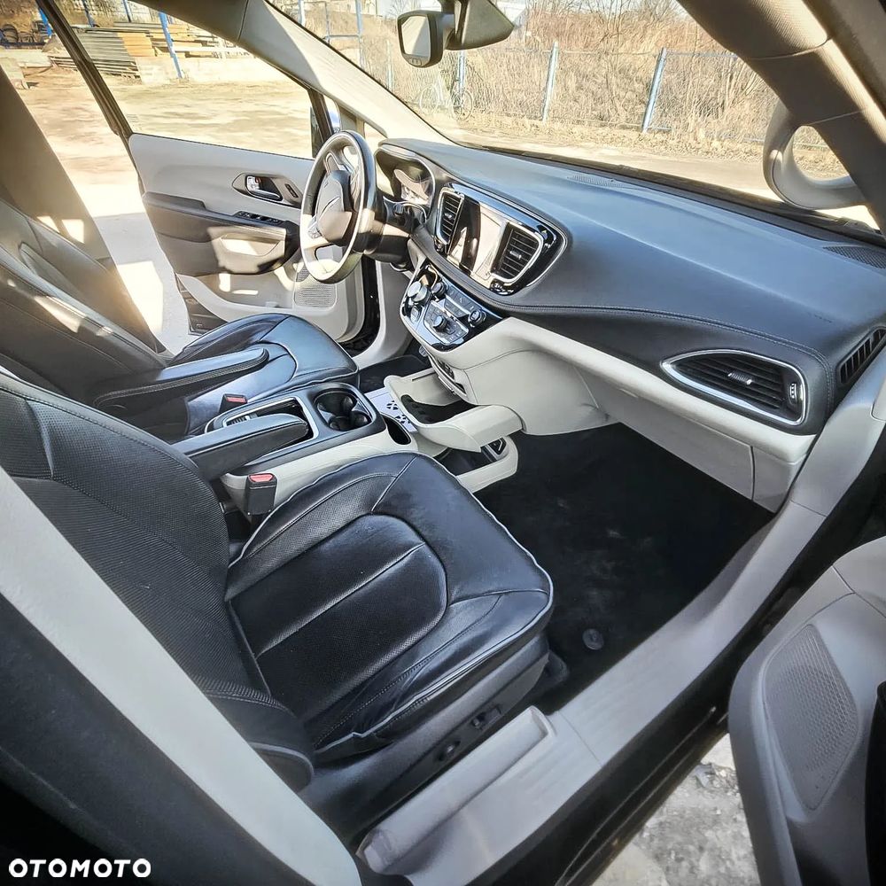 Chrysler Pacifica - 13