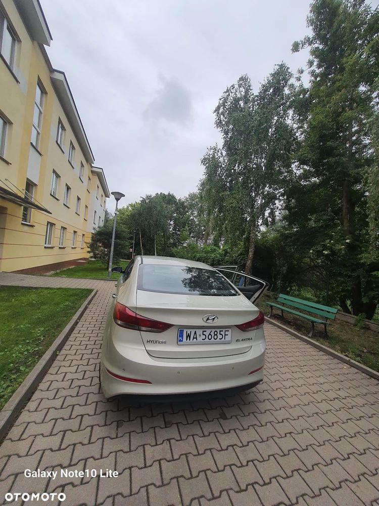 Hyundai Elantra 1.6 Comfort - 12