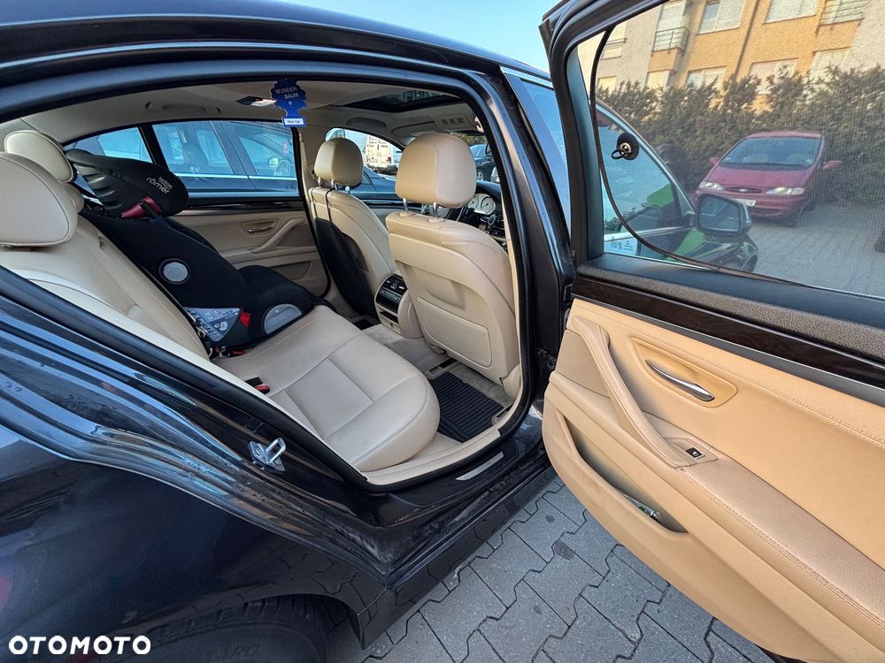 BMW Seria 5 528i xDrive - 14