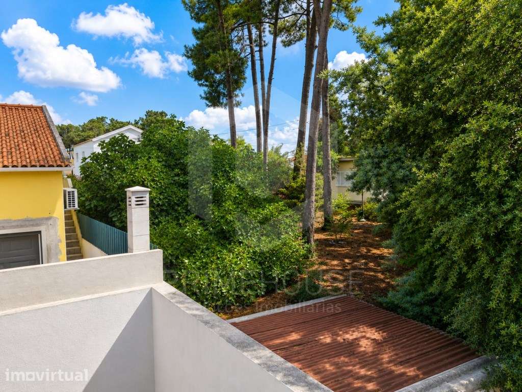 Moradia remodelada em Azeitão com garagem para vários veículos e am... - Grande imagem: 5/15