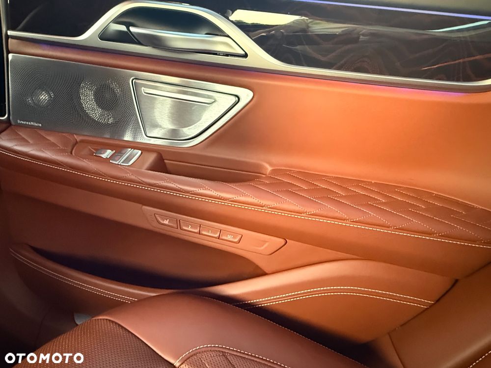 BMW Seria 7 750i xDrive sport - 30