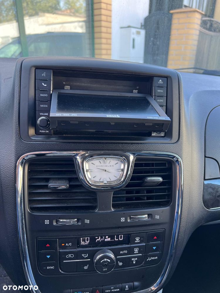Chrysler Town & Country - 15
