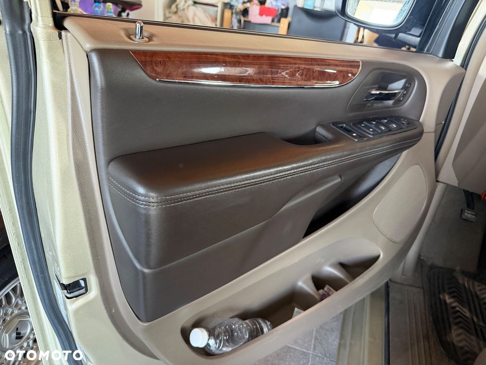 Chrysler Town & Country - 9