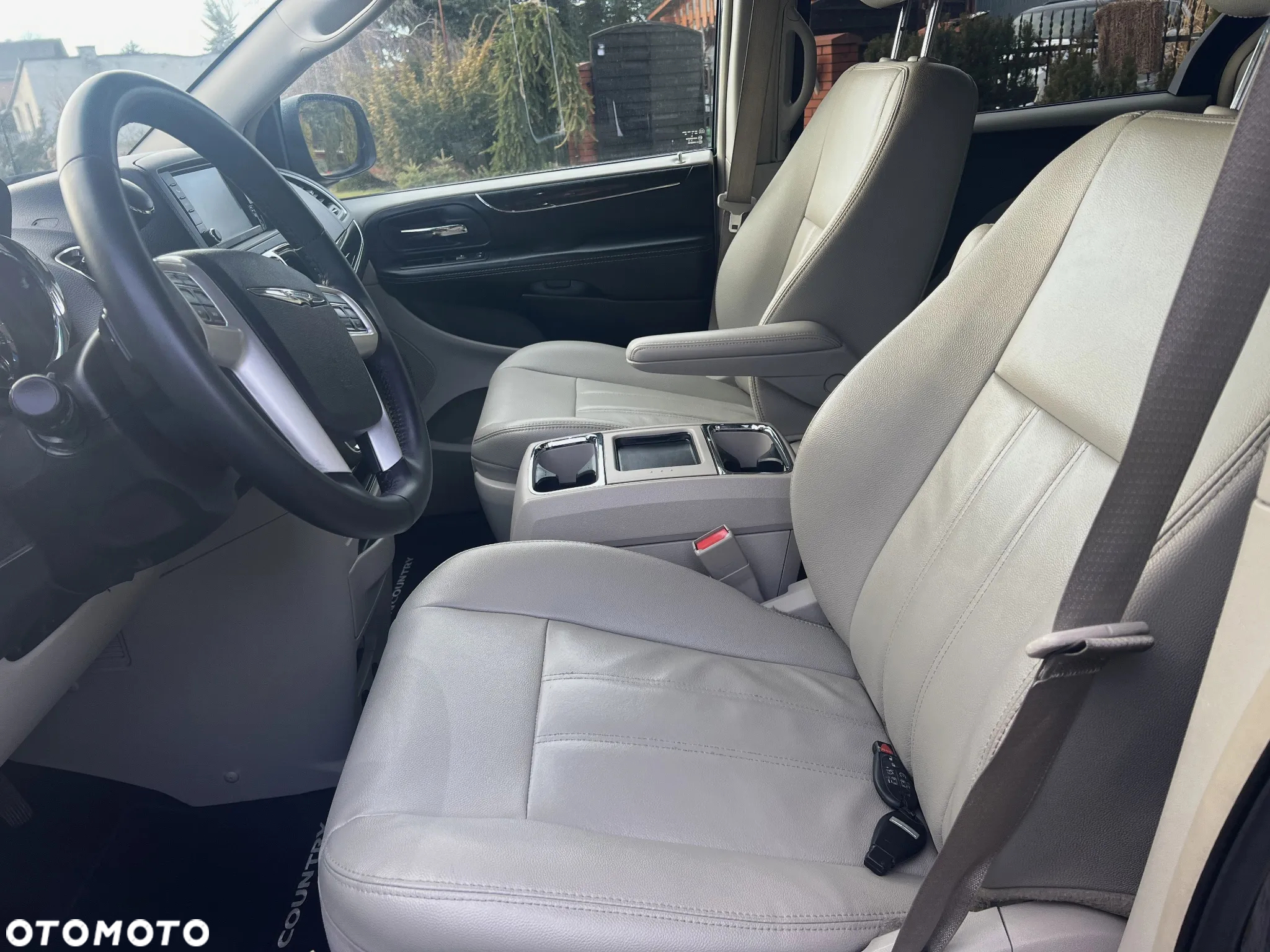 Chrysler Town & Country - 12