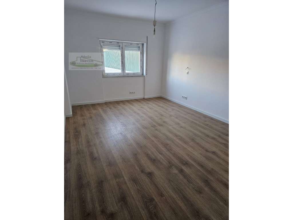 APARMENTO T2 REMODELADO COM TERRAÇO PARA VENDA EM MASSAMÁ - Grande imagem: 3/17