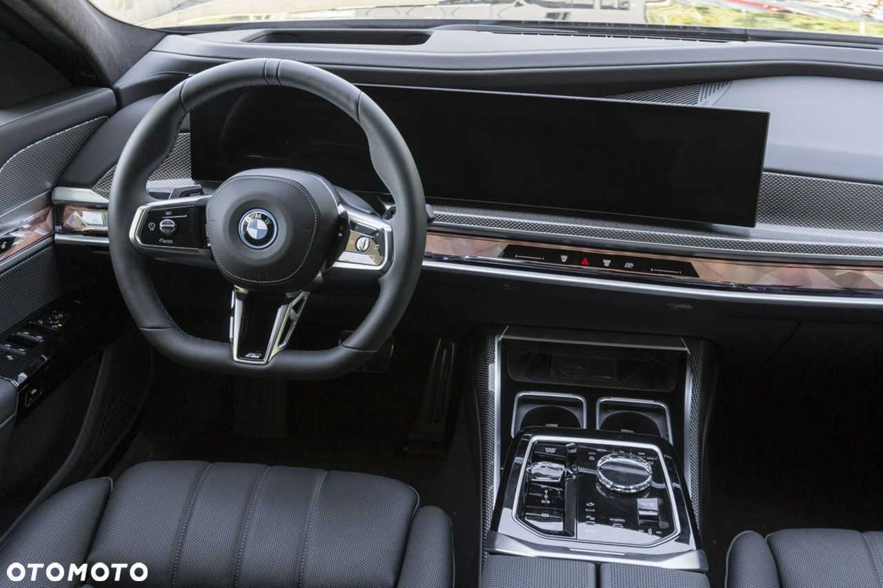 BMW i7 - 12