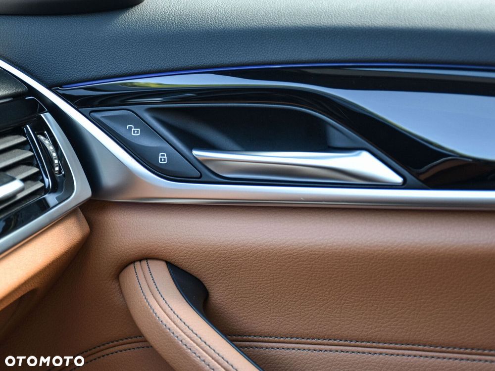 BMW Seria 5 530i GPF Luxury Line sport - 12