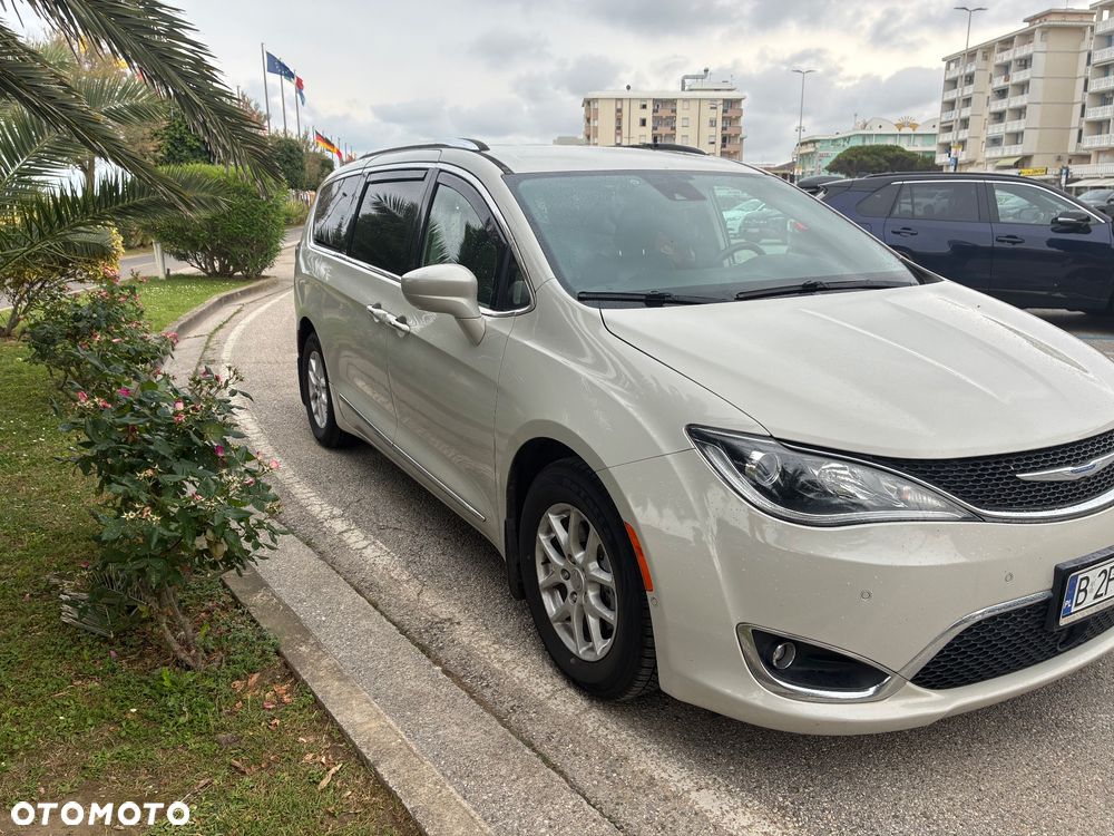Chrysler Pacifica - 1