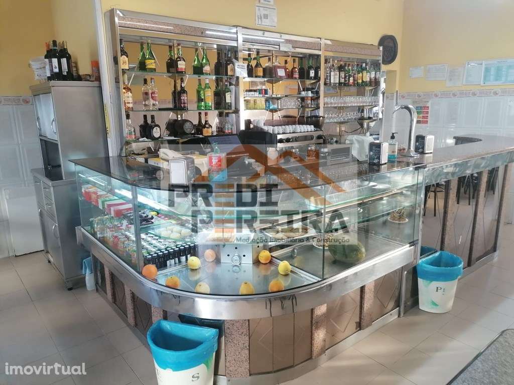 Estabelecimento comercial, para trespasse com renda mensal de 650€,... - Grande imagem: 4/13