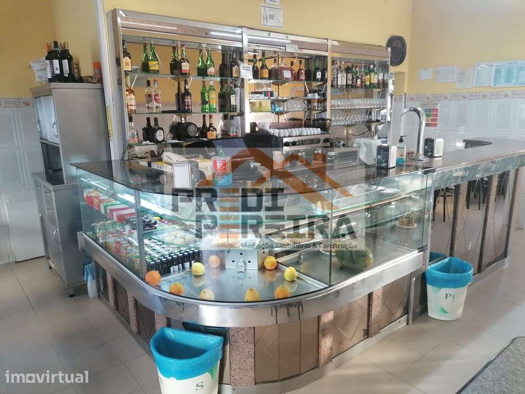 Estabelecimento comercial, para trespasse com renda mensal de 650€,... - Grande imagem: 4/13