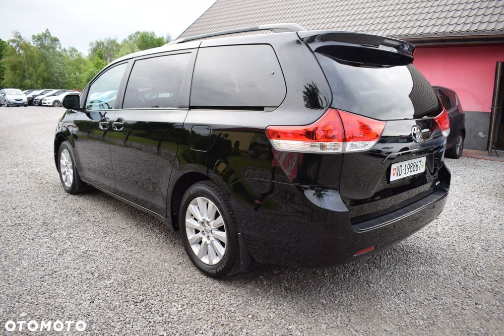 Toyota Sienna - 4