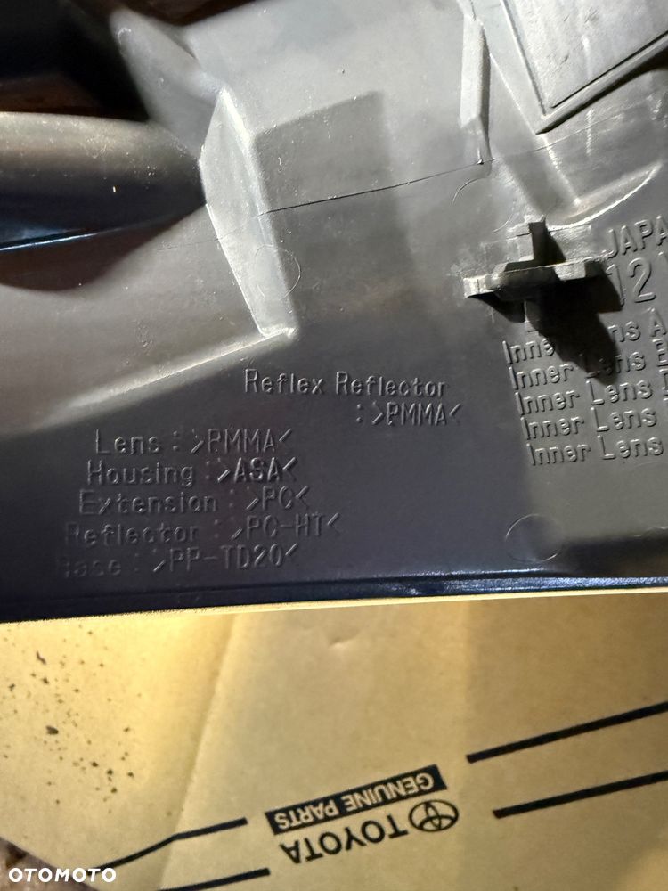 Lampa tylna prawa w karoserię Lexus RX450h 09-12r. - 3