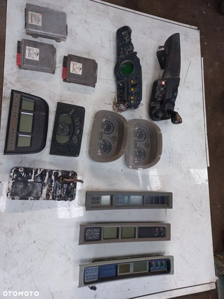 Licznik,sterownik,wyświetlacz,podłokietnik,komputer,MCcormick,Case,New Holland,Steyr,429092A1,707322A2,704499A2,47519388,82036342,313856A1,87677584,362031A1,412439001001,CVT,CVX,MXU,MX270,PUMA,mxm,konsola,control unit,monitor,terminal,magnum,deska rozdzielcza,digital,instrument cluster, - 1