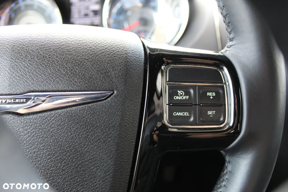 Chrysler Town & Country - 30