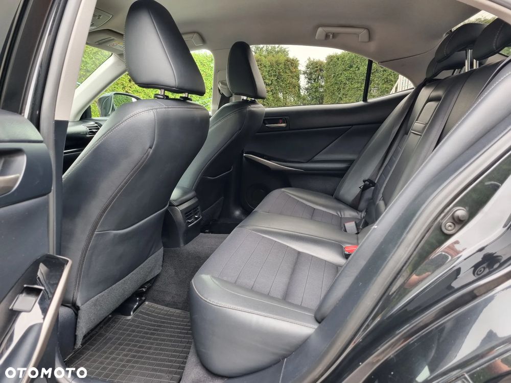 Lexus IS Business Edition - 16