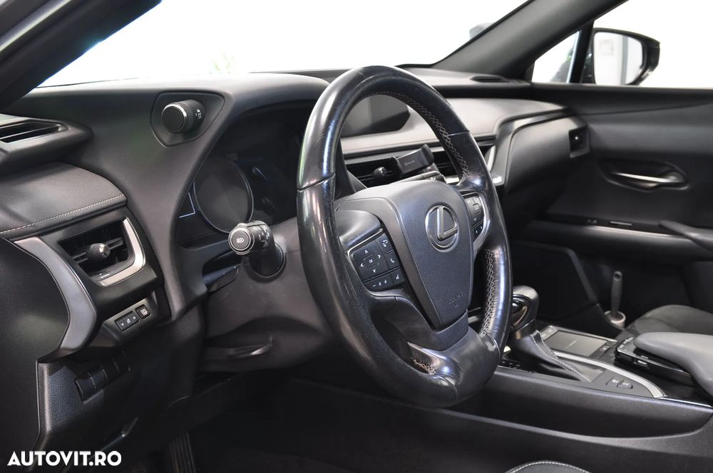 Lexus UX 250h FWD Executive - 9