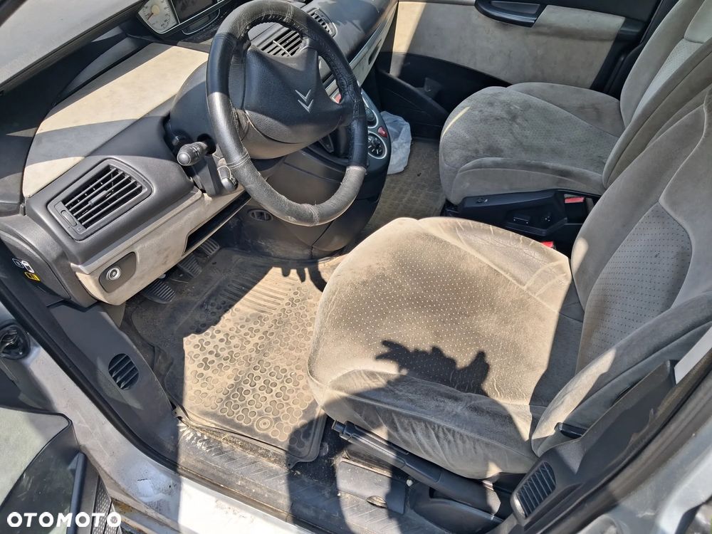 Citroen C8 Peugeot 807 silnik kompletny 2.2 HDI 128KM 4HW DW12 TED4 kolektor przepustnica wtrysk pompa alternator sprężarka skrzynia biegów dwumasa drzwi EZR srebrne klapa maska zderzak lusterko listwa przesuwne boczne klamka zamek rolka wahacz czujnik ciśnienia doładowania mikrostyk blenda pas konsola schowek boczek drzwi fotel obrotowy fotele elektryczne magistrala wody podsufitka panel sterownik wyświetlacz moduł szyba poduszka kierownica manetki zwijak radio mechanizm wydech tłumik mcperson zacisk hamulcowy lampa felga hak czujnik parkowania moduł BSM BSI lampa xenon europa zbiorniczek rura przewód wyświetlacz NA CZĘŚCI WSZYSTKIE CZĘŚCI - 12