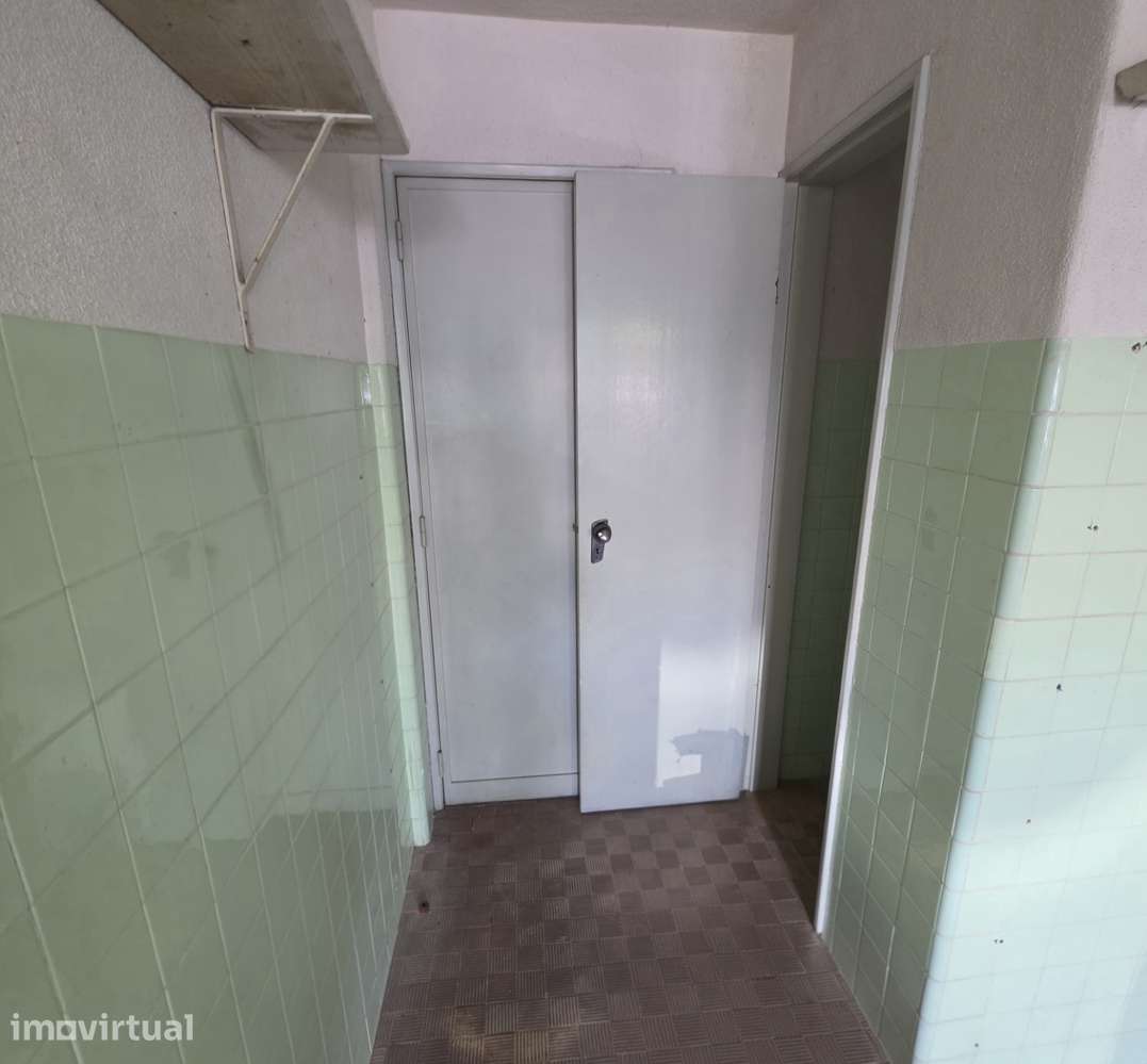 Garagem de 20 m² com WC e acesso direto à rua — São João do Estoril - Grande imagem: 4/4
