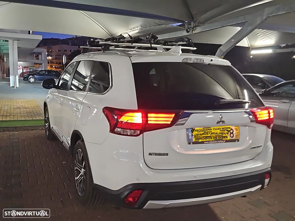 Mitsubishi Outlander 2.2 DI-D Instyle Navi Black Edition - 2