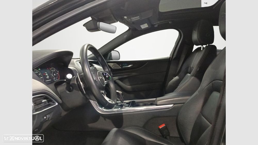 Jaguar XE 2.0 D200 R-Dynamic S - 10