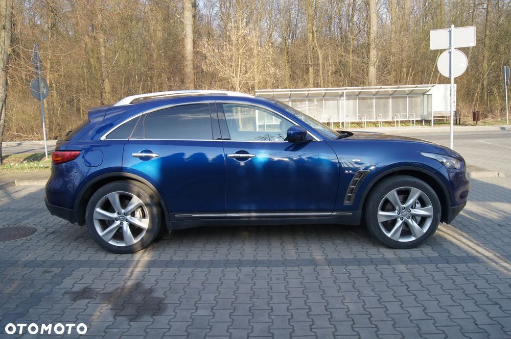 Infiniti QX70 - 10
